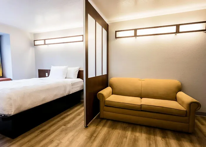 Microtel & Hotel 2*